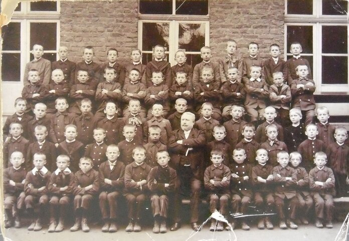 Das Foto einer Schulklasse aus dem Jahr 1906