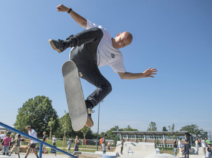 Skater bei einem Trick in der Luft