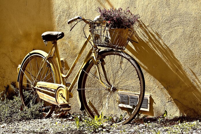 Fahrrad vor einer Mauer